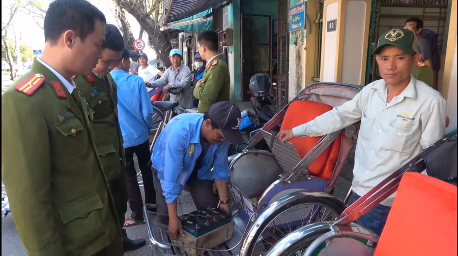 Hàng loạt xích lô "đội lốt" xe điện bị lực lượng công an kiểm tra, yêu cầu tháo dỡ (Ảnh cắt từ video do Công an cung cấp).
