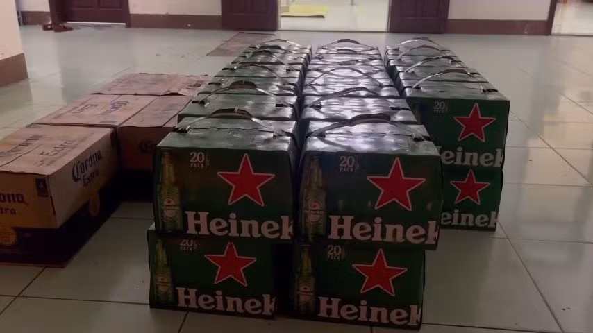 Thời điểm kiểm tra phát hiện 270 thùng bia Heniken và Corona không có hóa đơn, chứng từ chứng minh nguồn gốc xuất xứ hợp pháp (Ảnh: CACC).