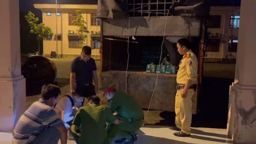 Lực lượng chức năng tiến hành kiểm tra lô hàng hóa trên xe ô tô (Ảnh: CACC).