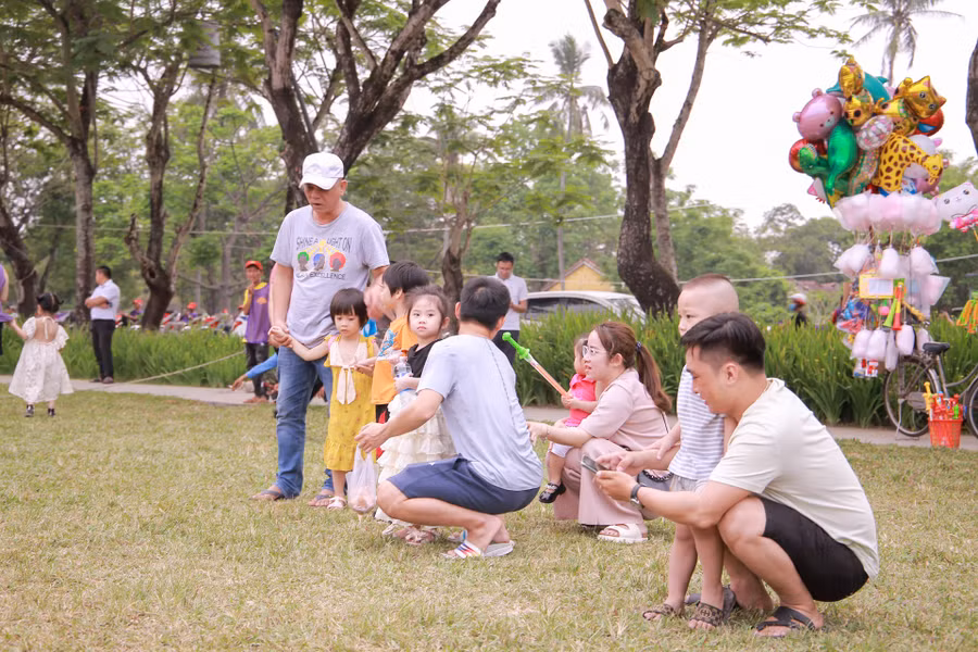 Lễ hội thu hút rất nhiều bậc phụ huynh và các em thiếu nhi theo dõi.