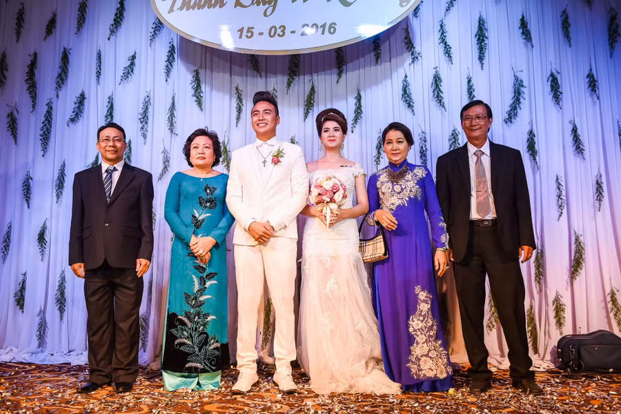 Kha Ly và Thanh Duy hạnh phúc bên bố mẹ. Tình yêu của họ nhận được sự ủng hộ nhiệt tình của hai gia đình.