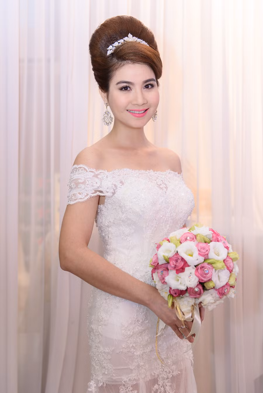 Nữ diễn viên rạng ngời trong chiếc đầm ren trễ vai, kiểu tóc sang trọng. Gần đây, Kha Ly bị dị ứng, da mặt nổi mụn nên nữ diễn viên phải tạm ngưng việc đóng phim.
