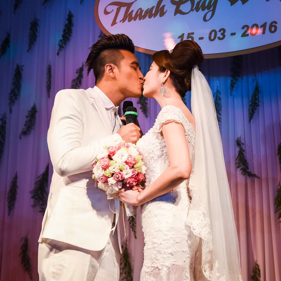 Trước khi bắt đầu những nghi thức của lễ cưới, Thanh Duy dành cho vợ nụ hôn ngọt ngào.