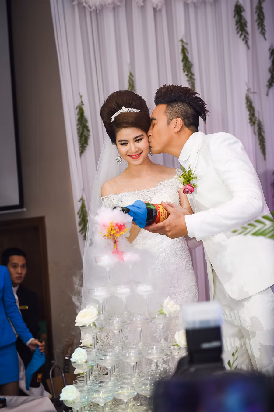 Sau đó là màn rót rượu mừng. Cô dâu, chú rể không giấu được niềm hạnh phúc trên gương mặt.