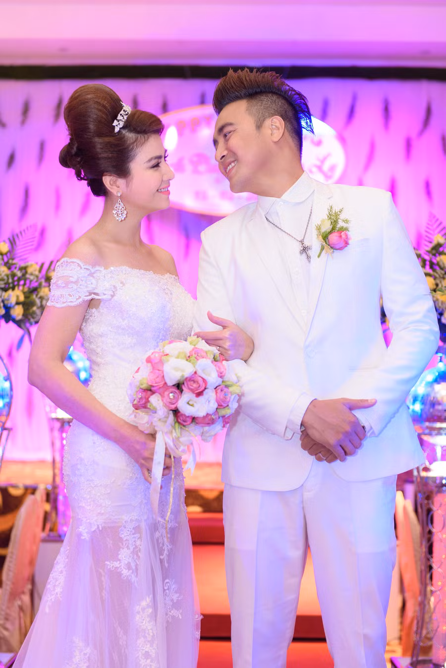 Ngày mới yêu, cô được mọi người cảnh báo cẩn thận vì chú rể khá đào hoa. Kha Ly hơi lo nhưng lại có niềm tin mãnh liệt vào điều trái tim mách bảo. Từ ngày yêu nhau, Thanh Duy đã từ bỏ những cuộc vui vô bổ, chăm chỉ đóng phim, đóng kịch và yêu thương Kha Ly hết mực.
