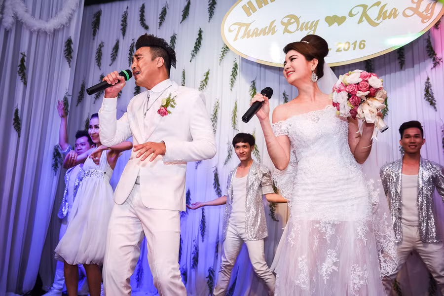 Trong tiệc cưới, vợ chồng Kha Ly khoe giọng hát qua 2 ca khúc Tonight I Celebrate My love for you và Túp lều lý tưởng.