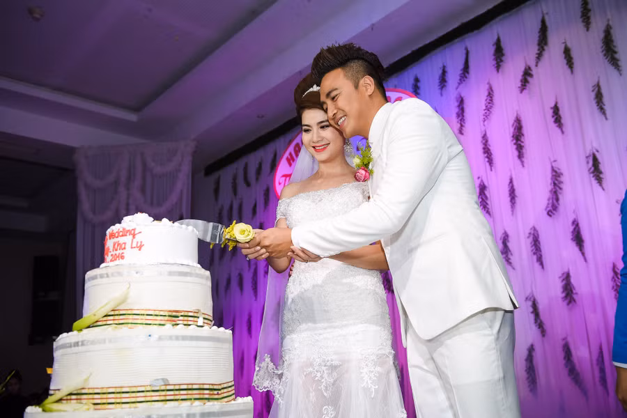 Cặp đôi thực hiện nghi thức cắt bánh.