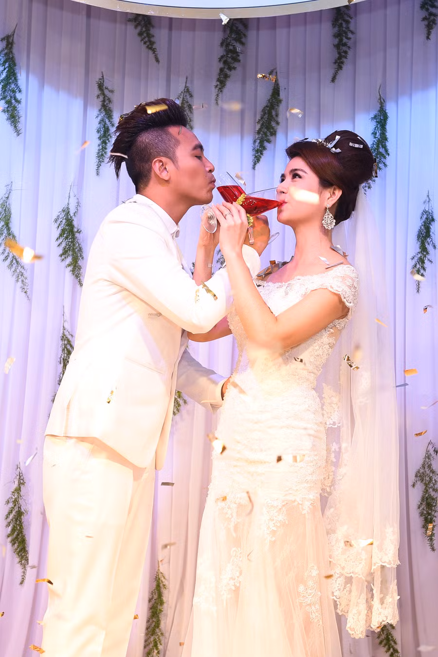 Cả hai uống cạn ly rượu giao bôi. Kha Ly và Thanh Duy được đánh giá là một trong những cặp diễn viên đẹp đôi của màn ảnh nhỏ.
