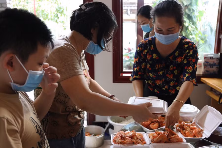 Những bữa cơm được chế biến với hương vị gia đình của các cô giáo Trường TH Lê Văn Tám.