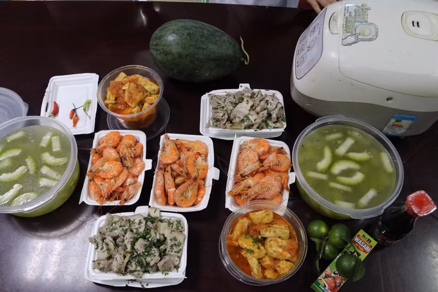 Bữa cơm đầy đủ chất dinh dưỡng.