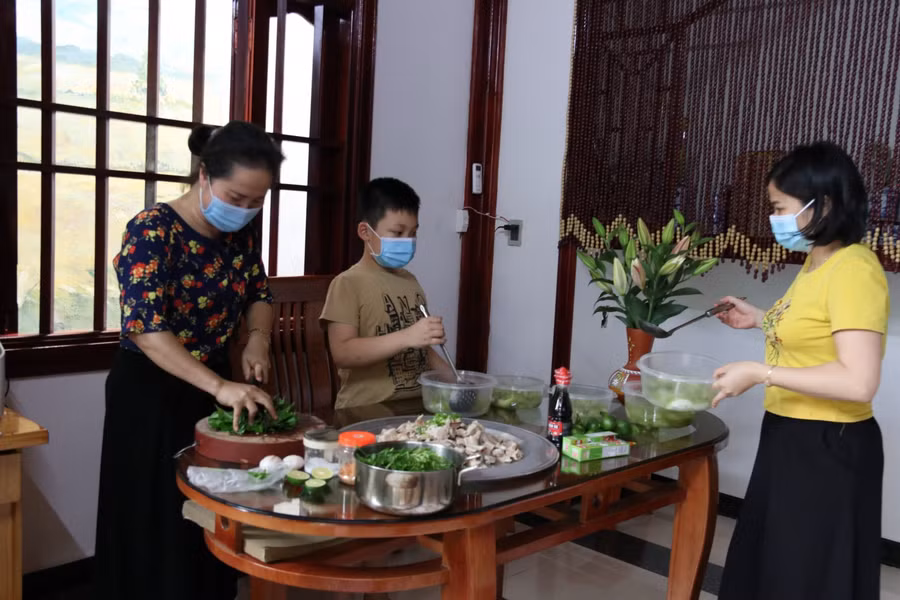 Các suất cơm được chế biến tại nhà cô giáo Trần Thị Thu Hoài.