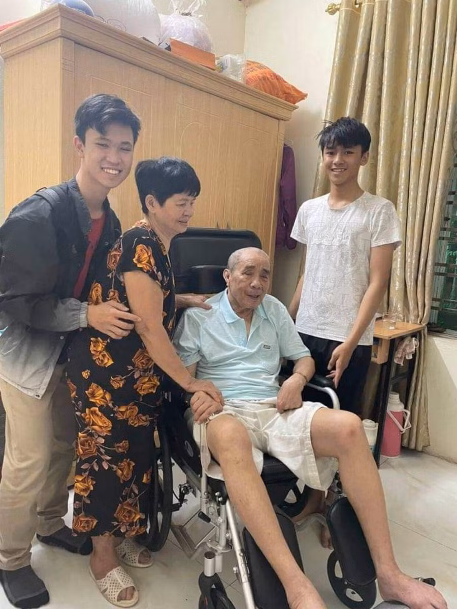 Dự án "Thiết bị đeo hỗ trợ giảm run tạm thời cho bệnh nhân Parkinson" được thực nghiệm trên người bệnh. Ảnh: NTCC