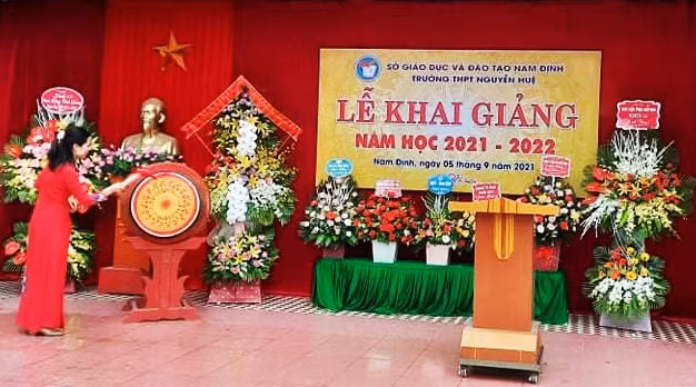 Buổi lễ khai giảng tại trường THPT Nguyễn Huệ, TP Nam Định.