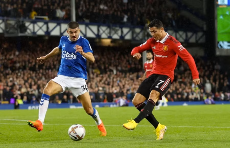 Ronaldo thể hiện sự bình tĩnh để nâng tỷ số lên 2-1 cho Man Utd.