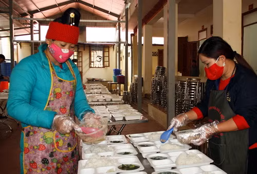 Thầy Hùng cho biết: bếp ăn bán trú có 5 nhân viên nấu ăn. Trong khi các em vui chơi, học tập, các nhân viên chuẩn bị bữa ăn trưa. Vào những ngày đông, nhà trường thực hiện cho học sinh ăn cơm nóng, canh nóng, đảm bảo chế độ dinh dưỡng cho trẻ chống chọi với thời tiết khắc nghiệt ở vùng cao.