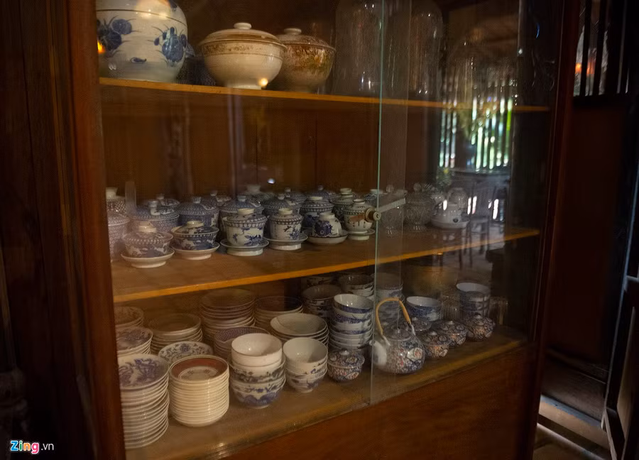 Vật dụng bằng sành sứ gần 200 năm tuổi được bảo quản cẩn thận tại nhà. Nhiều người thích sưu tầm đồ gốm sứ cổ ngỏ ý mua lại những vật dụng này với giá cao, nhưng gia chủ không bán. Ngoi nha co duy nhat o mien Tay duoc UNESCO cong nhan di san van hoa hinh anh 8 nhaco009_zing.jpg