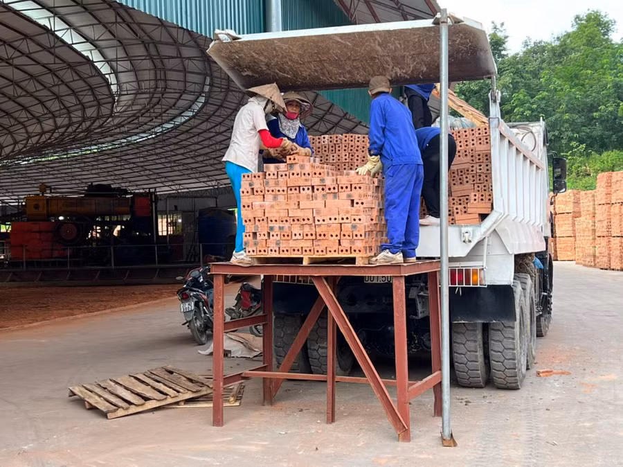 Những mẻ gạch mới vẫn cứ ra lò Những mẻ gạch mới vẫn cứ ra lò