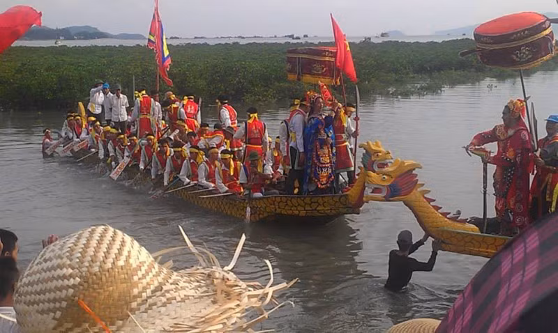 Khác với bơi trải, hoạt động Lễ hội đình Quan Lạn tái hiện cảnh chiến đấu của thủy binh Trần Khánh Dư trước quân Nguyên Mông. Khác với bơi trải, hoạt động Lễ hội đình Quan Lạn tái hiện cảnh chiến đấu của thủy binh Trần Khánh Dư trước quân Nguyên Mông.