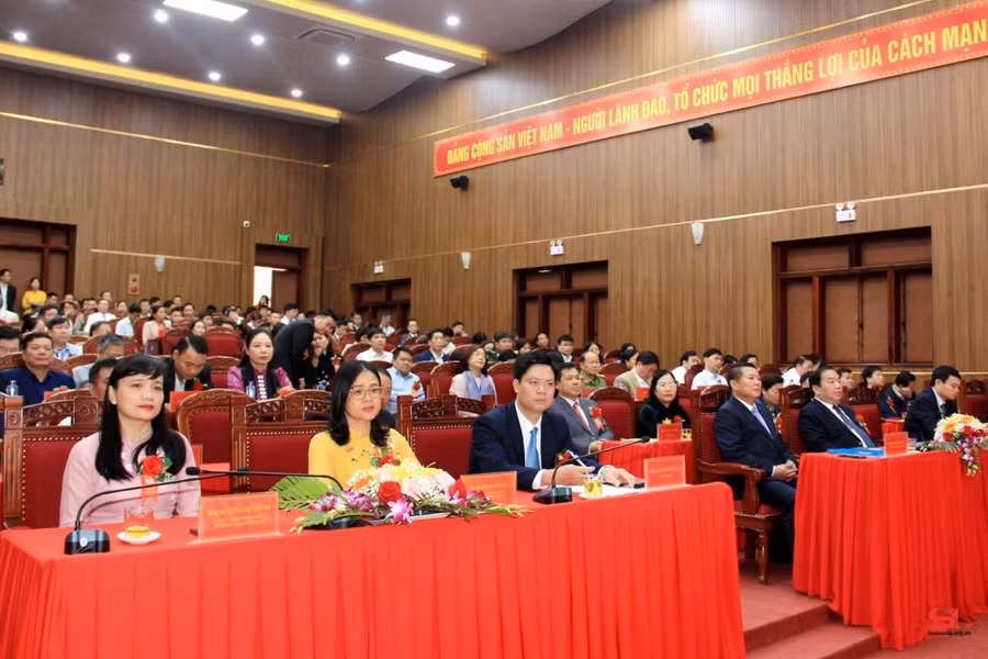 Các đại biểu dự Lễ Kỷ niệm ngày giải phóng huyện Thuận Châu.