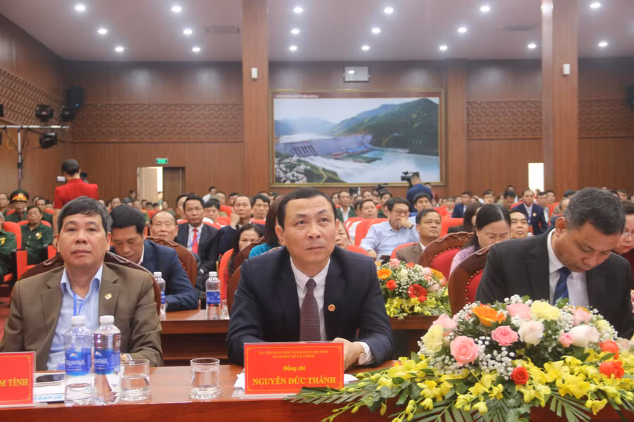 Lãnh đạo UBND tỉnh và các sở, ban, ngành dự Lễ kỷ niệm.