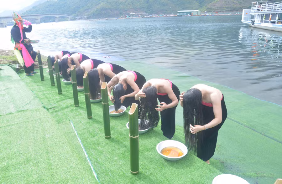 Lễ hội gội đầu đã có từ lâu đời và có ý nghĩa tâm linh sâu sắc đối với người Thái trắng. Lễ hội gội đầu đã có từ lâu đời và có ý nghĩa tâm linh sâu sắc đối với người Thái trắng.
