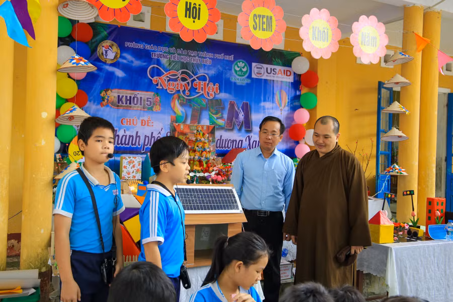 Các em học sinh khối 5 thuyết trình về các sản phẩm của mình tại ngày hội.