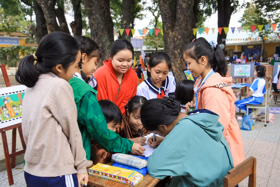 Nhiều sản phẩm được các em học sinh sáng tạo với các ý tưởng mới lạ, gần gũi với môi trường.