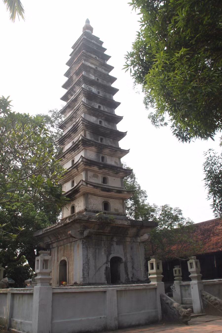 7 trong số 21 hạt xá lợi Phật hoàng Trần Nhân Tông đặt trong tháp Phổ Minh.