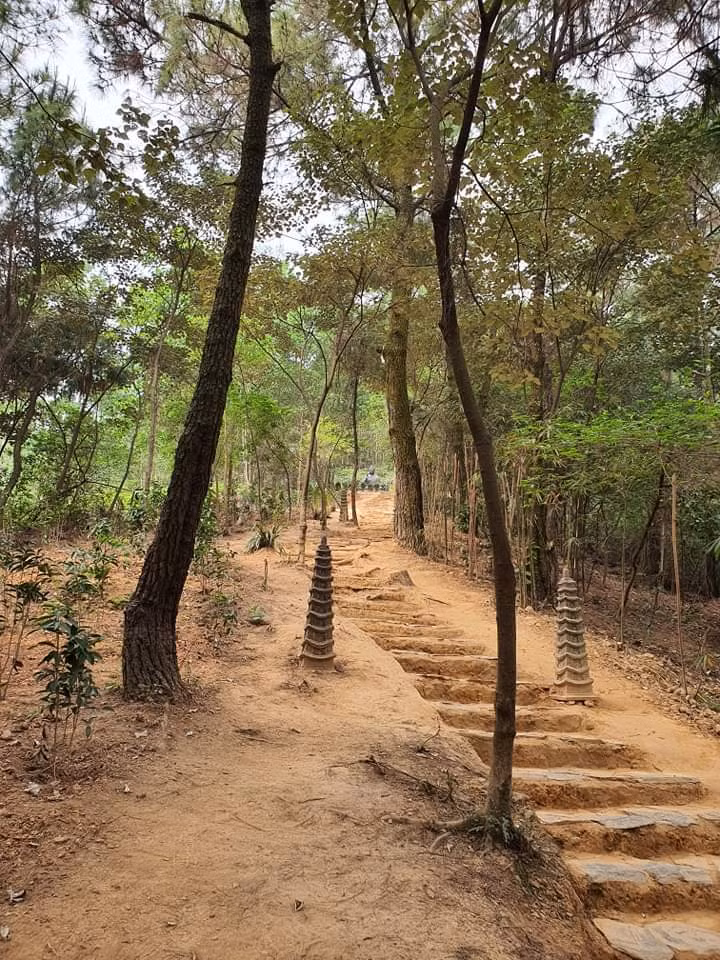 Lối mòn dẫn lên núi Đùng.