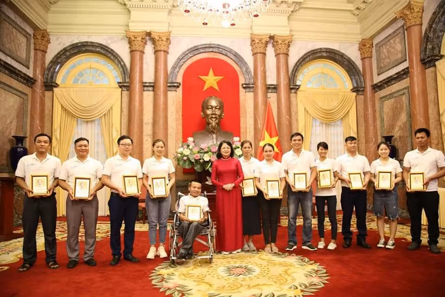 Anh Nguyễn Hữu Hậu (người ngồi xe lăn) được tuyên dương vì nhiều hoạt động cộng đồng và đóng góp cho xã hội.