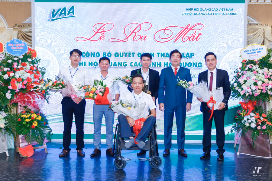 Anh Hồ Đình Tài (người ngồi xe lăn) tham gia với nhiều vai trò trong các hiệp hội lĩnh vực quảng cáo. Anh Hồ Đình Tài (người ngồi xe lăn) tham gia với nhiều vai trò trong các hiệp hội lĩnh vực quảng cáo.