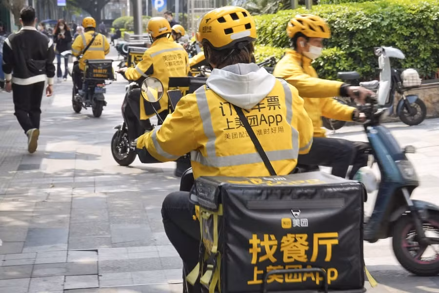 Nhiều sinh viên sau tốt nghiệp không thể tìm được việc toàn thời gian. Nhiều sinh viên sau tốt nghiệp không thể tìm được việc toàn thời gian.
