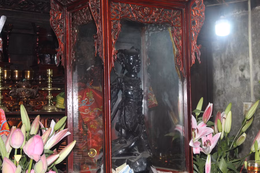 Ngôi đền thờ Đức thánh Độc Cước, vị thần một chân, bán thân bổ dọc đầy bí ẩn. Ảnh: TG Ngôi đền thờ Đức thánh Độc Cước, vị thần một chân, bán thân bổ dọc đầy bí ẩn. Ảnh: TG