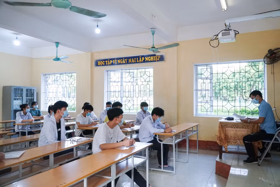 Bên trong phòng thi, không khí nghiêm túc.