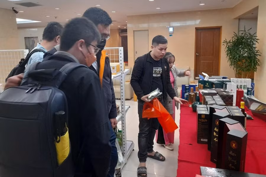Việc giới thiệu các sản phẩm OCOP của Hà Tĩnh tại Công ty Formosa nhằm quảng bá đến nhiều cán bộ, công nhân viên. Việc giới thiệu các sản phẩm OCOP của Hà Tĩnh tại Công ty Formosa nhằm quảng bá đến nhiều cán bộ, công nhân viên.