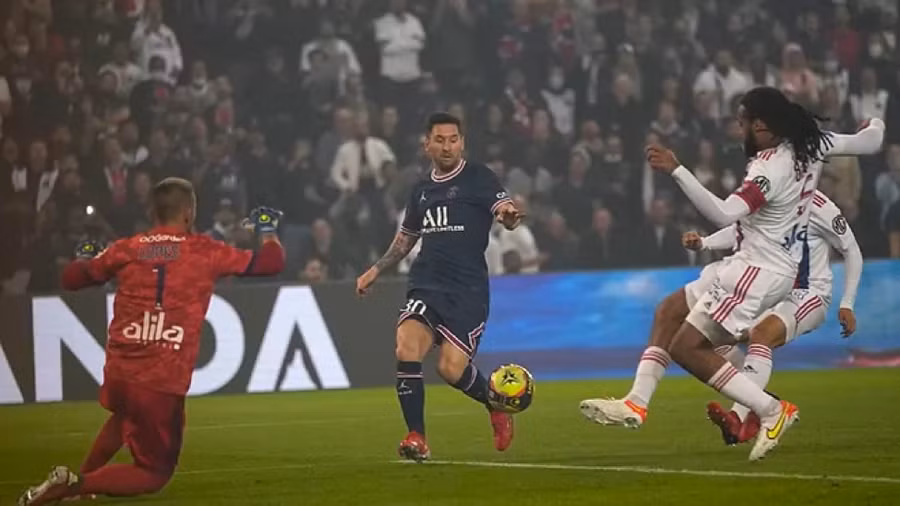 Messi trong trận đấu với Lyon hôm 20/9.