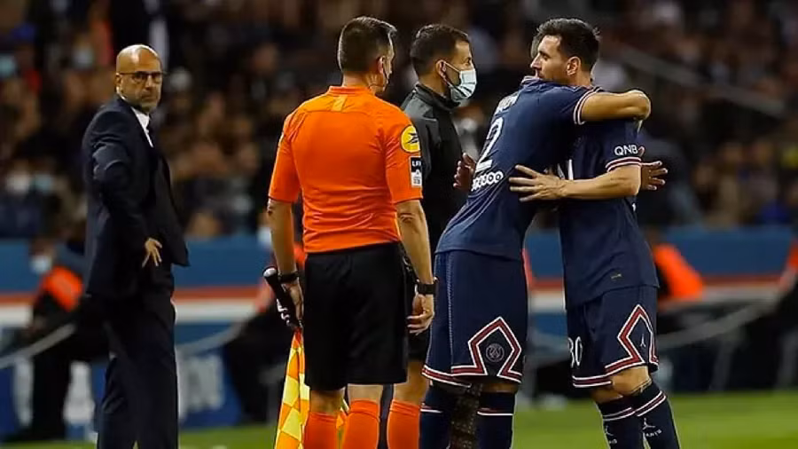 Messi bị thay ra trong trận PSG thắng Lyon 2-1.