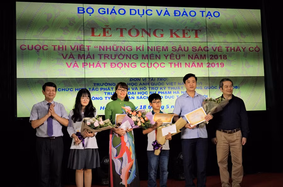BTC đã chọn và trao 4 giải phụ cho các tác giả BTC đã chọn và trao 4 giải phụ cho các tác giả