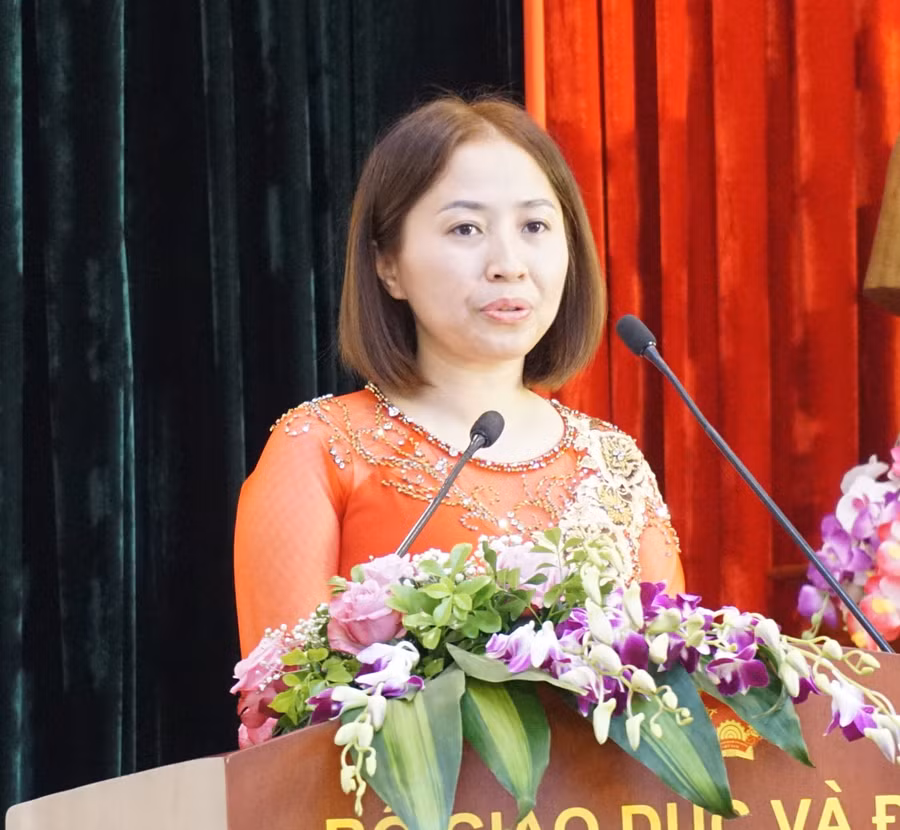 Cô giáo Nguyễn Thanh Bình phát biểu tại lễ tổng kết Cô giáo Nguyễn Thanh Bình phát biểu tại lễ tổng kết