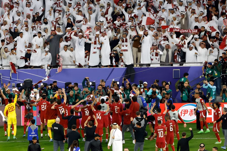 Niềm vui của các cầu thủ và cổ động viên Qatar khi thắng ngược Iran để vào chung kết Asian Cup 2023. Niềm vui của các cầu thủ và cổ động viên Qatar khi thắng ngược Iran để vào chung kết Asian Cup 2023.