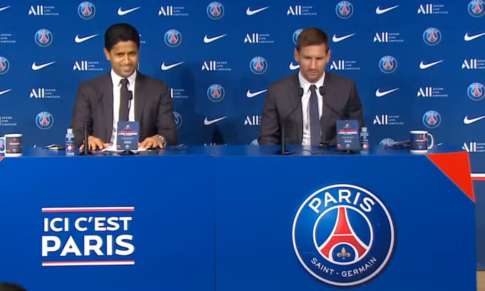 Messi và Chủ tịch Al Khelaifi họp báo.