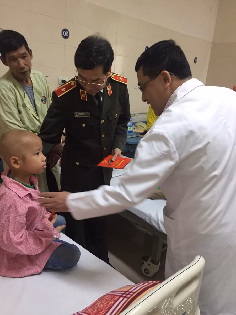 Trao quà cho bệnh nhi