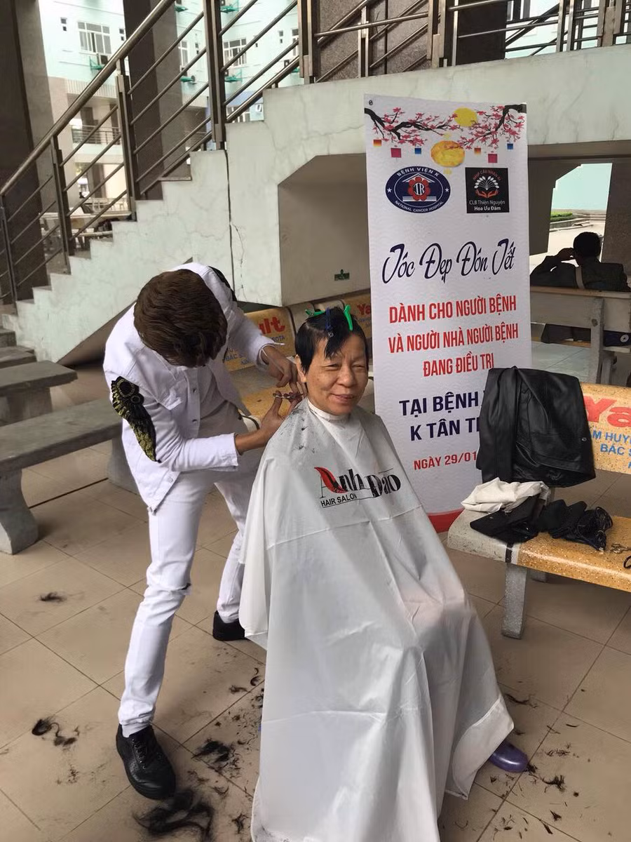 Người bệnh phấn khởi tham gia chương trình