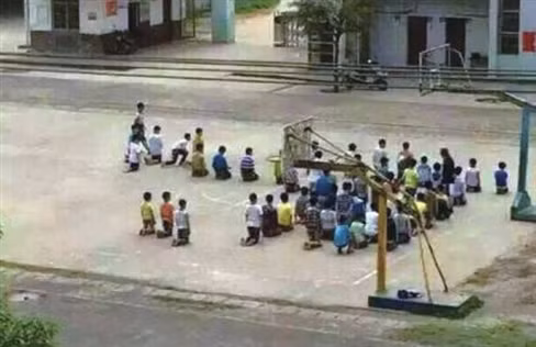 Học sinh lớp 6 ở Trung Quốc bị hiệu trưởng phạt quỳ giữa trời nắng khiến dư luận phản ứng gay gắt (ảnh minh họa: Internet)