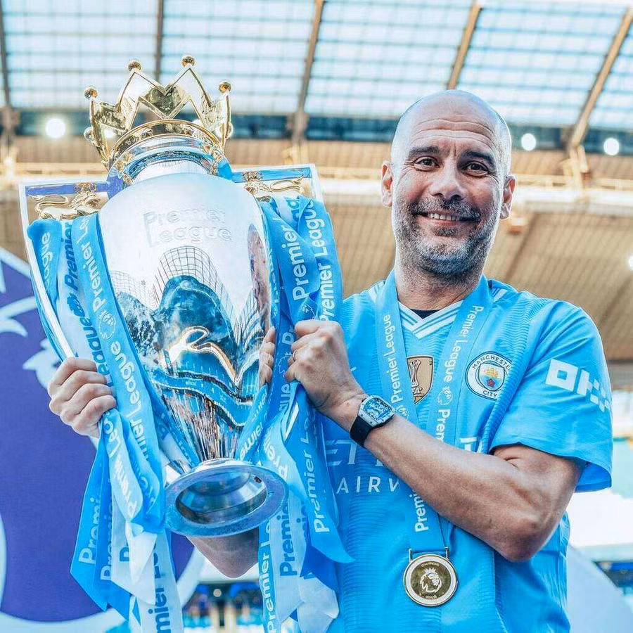 Huấn luyện viên Pep Guardiola nâng cao danh hiệu Ngoại hạng Anh 2023 - 2024. Ảnh: MC.