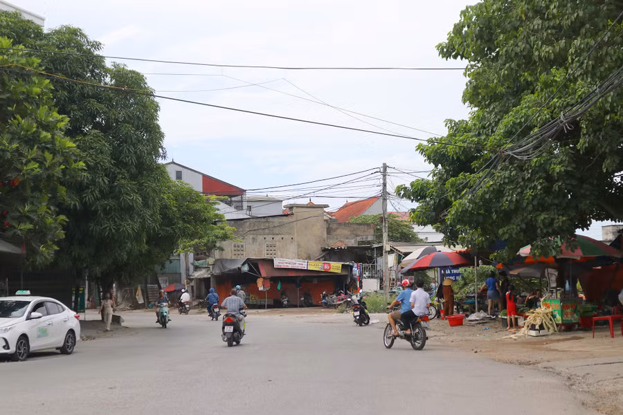 Đường Lê Ninh đoạn từ Bệnh viện Đa khoa TP Vinh cơ sở 2 đến cầu vượt đường 72m chưa được GPMB. Đường Lê Ninh đoạn từ Bệnh viện Đa khoa TP Vinh cơ sở 2 đến cầu vượt đường 72m chưa được GPMB.