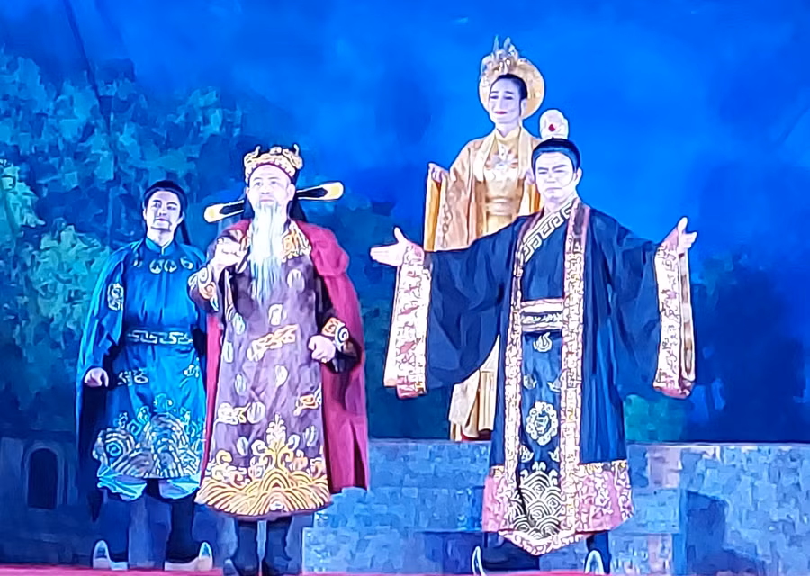 Vở cải lương 'Trọn đời trung hiếu với Thăng Long' được biểu diễn tại lễ hội đình Hạ Yên Quyết (Cầu Giấy, Hà Nội). Ảnh: Bình Thanh. Vở cải lương 'Trọn đời trung hiếu với Thăng Long' được biểu diễn tại lễ hội đình Hạ Yên Quyết (Cầu Giấy, Hà Nội). Ảnh: Bình Thanh.