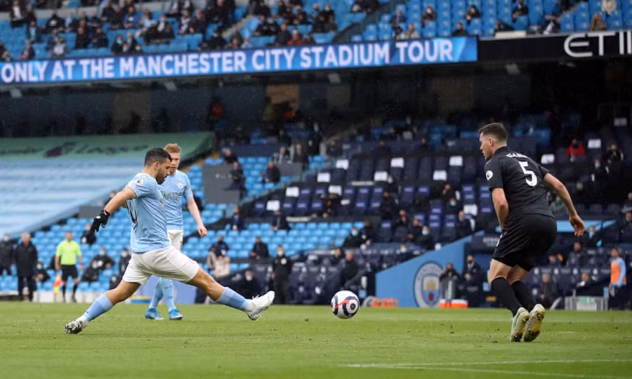 Aguero ghi bàn trong chiến thắng 5-0 của Man City tối 23/5.