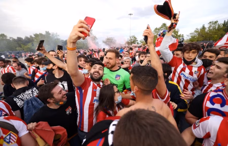 Cổ động viên Atletico Madrid đổ ra đường mừng đội nhà vô địch La Liga.