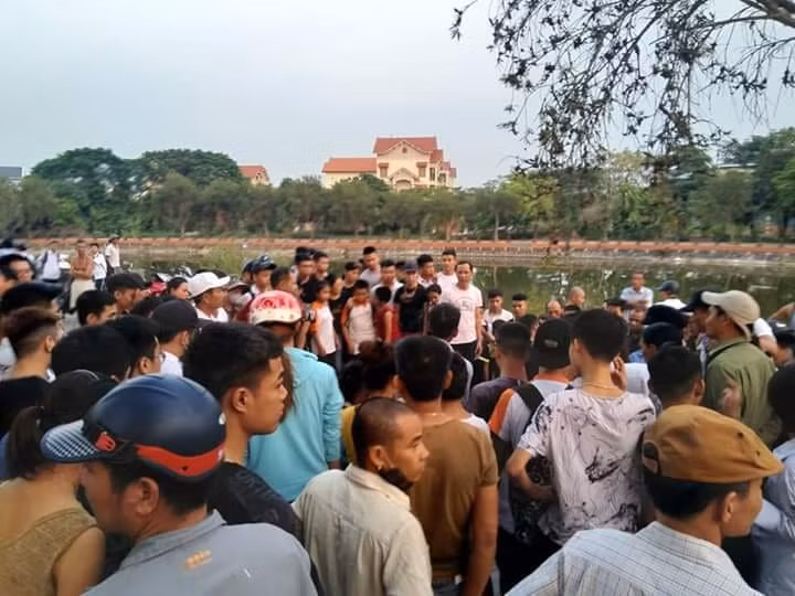 Hai học sinh trượt ngã xuông nước và không biết bơi.